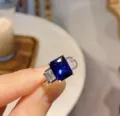Primo piano dettagliato dell'anello in pietra preziosa blu rettangolare 8x10mm con baguette. - Taglia 6 / Blu scuro