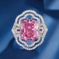 Nahaufnahme Detail des luxuriösen rosa Edelsteinrings mit funkelndem weißem Kristallhalo Design. - Rosa Zirkonia Ring