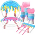 Detailansicht des Baseball-Eiscreme-Themen-Geschirrsets mit Tellern Bechern und Servietten. - 7-teiliges Set (10 7-Zoll + 10 9-Zoll + 20 Servietten + 10 Pappbecher + je 10 rosa Messer, Gabeln, Löffel) - Baseball-Eiscreme