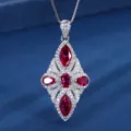 Vista dettagliata di collana argento con pendente in rubino rosso e zirconi cubici luminosi. - Collana con ciondolo / Collana con Pendente in Corindone Rosso