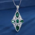 Splendida collana con pendente in pietra preziosa verde e brillanti dettagli di zirconi. - Collana con ciondolo / Collana con Pendente di Smeraldo