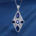 Elegante silberne Halskette mit königsblauen Zirkon-Anhänger und funkelndem Kristall. - Königsblauer Anhänger Halskette