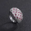 Bague dôme argentée large vintage avec cristaux pavés et gemme rose vue rapprochée. - Corindon Rouge (ZS328) / Rouge