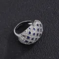 Detail de bague dome large vintage avec pierres pavees et gemmes bleues pour femmes. - Bleu Roi (ZS328) / Bleu