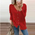 Detail van rood gebreid vest met V-hals, zachte textuur, knoopsluiting en comfortabele pasvorm. - S / Rood
