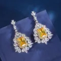 Elegante rechteckige gelbe Simulierte Diamant Ohrhänger mit funkelnden weißen Zirkonia Steinen. - Ohrstecker / Gelb