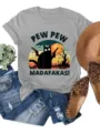 Vista detallada camiseta gris manga corta con estampado gato divertido estilo casual diario. - S / Tops / Gris