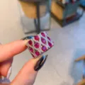 Vista dettagliata dell'anello vintage da donna con pietre rosa brillanti e diamanti scintillanti. - Taglia 6 / Rosso