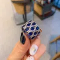 Ampio anello vintage in argento con zirconi scintillanti e pietre preziose blu scuro. - Taglia 6 / Blu