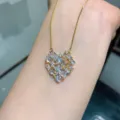 Elegante collar con colgante de corazón y circonitas brillantes, ideal para bodas y fiestas. - Colgantes / Dorado