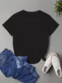 Klassiek effen zwart shirt met korte mouwen gecombineerd met trendy jeans en schoenen. - XS / Zwart
