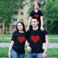 T-shirts assortis famille été manches courtes avec motif cœur rouge pour parents et enfants. - 90 / Hauts / Noir Cœur Rouge
