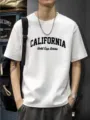 Gedetailleerde opname van wit heren t-shirt met korte mouwen en hippe California print. - S / 6027