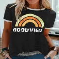 Close-up detail van dames vintage regenboog grafisch t-shirt met contrasterende kraag. - S / Zwart