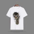 Gros plan de l'impression graphique du chat 3D sur la surface en tissu de coton blanc. - S / 01