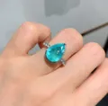 Detailansicht des birnenförmigen simulierten Paraiba Edelsteinrings mit edlem Zirkonrand für Frauen. - Ring