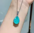 Paraiba Turmalin Anhänger Halskette, tropfenförmiger Türkis Edelstein mit glänzendem Halo. - Anhänger