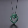 Elegante collana con ciondolo a doppio cuore e strass verdi brillanti su catena nera. - Collana / Verde