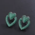 Orecchini a lobo a doppio cuore in strass verde con finitura in metallo nero chic - Orecchini a lobo / Verde