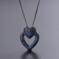 Meravigliosa collana con ciondolo a doppio cuore e zirconi blu su catenina scura ed elegante. - Collana / Blu