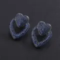 Orecchini a lobo con doppio cuore in strass blu e finitura in metallo nero top. - Orecchini a lobo / Blu