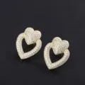 Boucles d'oreilles cœur dorées minimalistes, oxyde de zirconium étincelant, bijoux femme chics. - Boucles d'oreilles clous / Zircon Blanc Plaqué Or