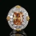 Gros plan détaillé de la bague de luxe avec pierre précieuse champagne et strass blancs. - Bague