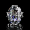 Superbe bague de luxe simulant un grand diamant taille coussin, éclat et feu brillants. - Bague / Bague Or Blanc Noir Gris