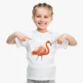 T-shirt a manica corta per bambini con stampa fenicottero in morbido cotone bianco. - XS / N15 Fenicottero appassionato