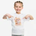 T-shirt girocollo a manica corta per bambini con stampa gattino arancione in bianco. - N2 Gatto fulvo che guarda in alto / XS