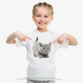 Maglietta estiva manica corta per bambini con stampa gatto grigio, top in cotone bianco. - N3 Gattino a caccia / XS