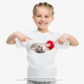 Maglietta Bianca Maniche Corte Bambino Stampa Gatto Carino Estate Top Casual Moda. - N5 Gattino che gioca con un gomitolo di lana / XS