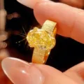 Anello placcato oro donna con fascia spazzolata e grande gemma ovale gialla chic - Taglia US 6 / Giallo