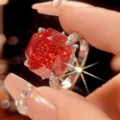 Dettaglio in primo piano di un grande anello con gemma rossa tagliata e splendore vivido. - Taglia US 5 / Rosso Arancio