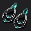 Κομψά κρεμαστά σκουλαρίκια με πράσινες και μοβ ζιργκόν πέτρες και λαμπερά στρασάκια. - Μαύρο & Χρυσό