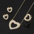 Set di gioielli dorati a forma di cuore con collana con ciondolo, orecchini e anello. - Anello / Bianco