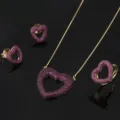 Set di gioielli a cuore in zircone microincastonato, collana, orecchini e anello dorati. - singolo pendente (senza catena) / Rosso