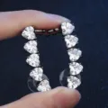 Elegante hartvormige zirkonia ooromslagen met zwart metalen afwerking voor dames. - Ear Climber-stijl / Zirconia Zwart Goud