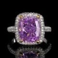 Stupendo anello con gemma viola taglio cuscino, luminoso alone in pavè e finitura in oro bianco. - Taglia US 6 / Taglio Fiore di Ghiaccio (Cushion) / Viola