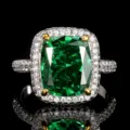 Anello di lusso con pietra preziosa verde taglio cuscino e alone di diamanti. - Taglia US 6 / Taglio Fiore di Ghiaccio (Cushion) / Verde smeraldo