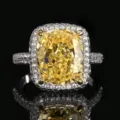 Stupendo dettaglio di anello con gemma gialla taglio cuscino e alone pavé luminoso, gioiello di lusso. - Taglia US 6 / Taglio Fiore di Ghiaccio (Cushion) / Giallo