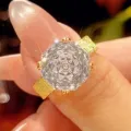 Dettaglio ravvicinato di anello da donna placcato oro con taglio millenario e finitura spazzolata. - Taglia US 6 / Diamante bianco