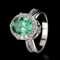 Primo piano dettagliato dell'elegante anello con gemma verde ovale e pavé di zirconi scintillanti. - Taglia 6 / Verde Paraiba