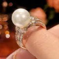 Primo piano dettagliato di un anello di perle di lusso con cristalli scintillanti. - Taglia 6 / Bianco