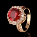 Primo piano del lussuoso anello in corindone rosso con brillante gemma centrale. - Taglia US 6 / Stile Corindone Rosso