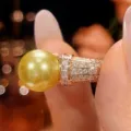 Primo piano dettagliato di anello perla dorata, fascia zirconi vintage, gioiello raffinato. - Taglia 6 / Oro