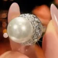 Primo piano dettagliato di un elegante anello di perle vintage con diamanti e metallo. - Taglia 6 / Platino Perla Bianca