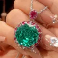 Collier pendentif en pierre précieuse verte taille millenium avec halo rouge éclatant. - Collier Pendentif Vert Paraïba (Avec Chaîne Chopin) (ZS1313) / Vert Paraiba