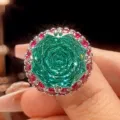Gros plan sur les détails de la bague, gemme verte taille millénaire et halo rouge. - Bague Vert Paraïba (ZS1313) / Vert Paraiba