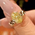 Stupendo anello con pietra champagne ovale 8x12mm e fascia trapuntata chic, dettaglio elegante. - Taglia US 6 / Anello con Diamante Giallo (Champagne)